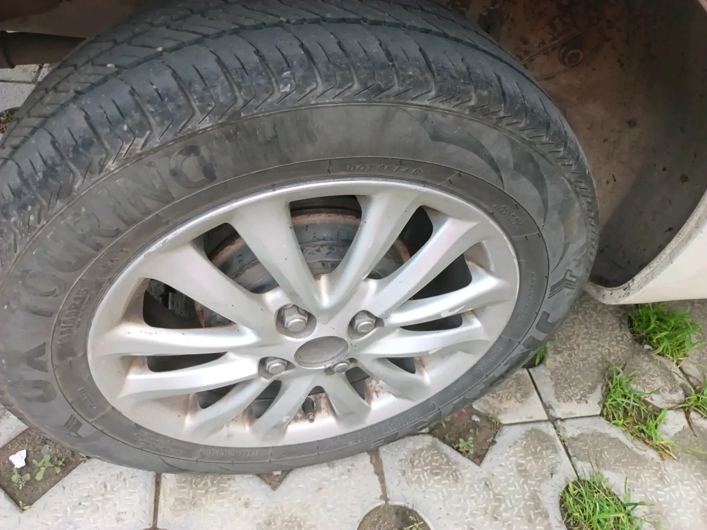 2011 Toyota Etios V, Petrol, Manual, 2,00,008 km, tyre