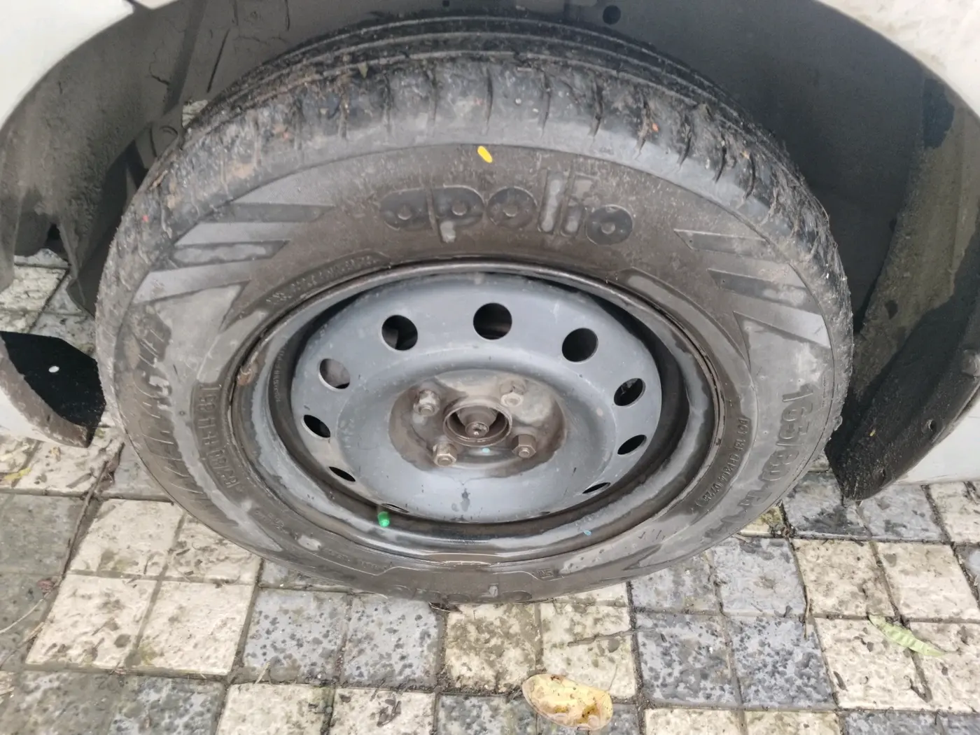 2013 Maruti Swift VDI, Diesel, Manual, 3,91,003 km, tyre