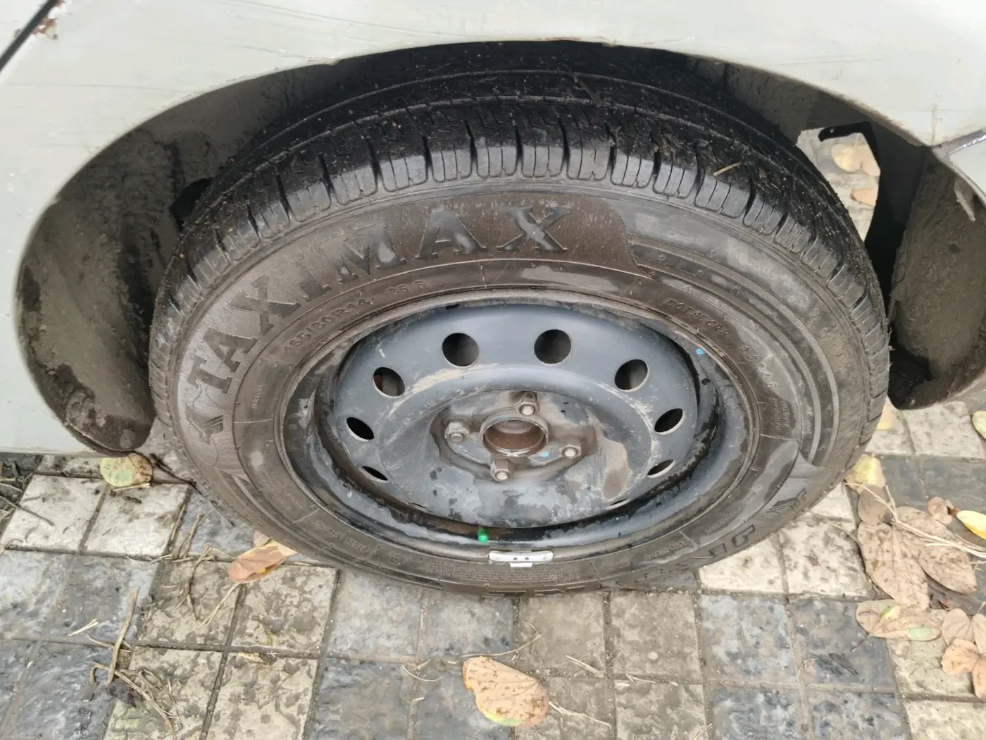 2013 Maruti Swift VDI, Diesel, Manual, 3,91,003 km, tyre