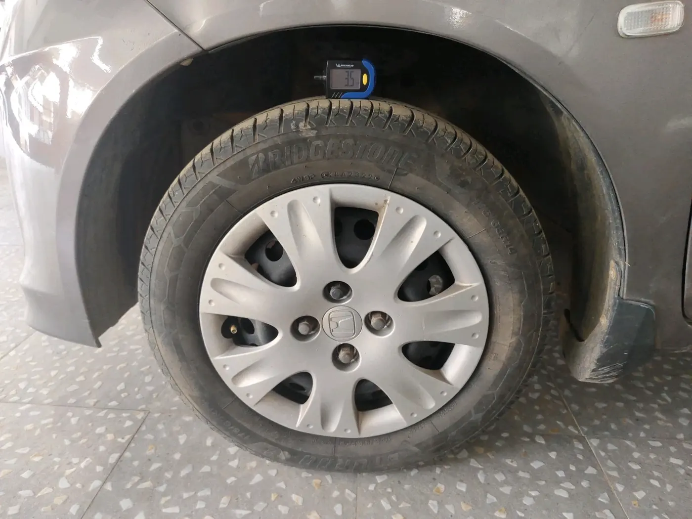 2013 Honda Brio S MT, Petrol, Manual, 1,09,805 km, tyre