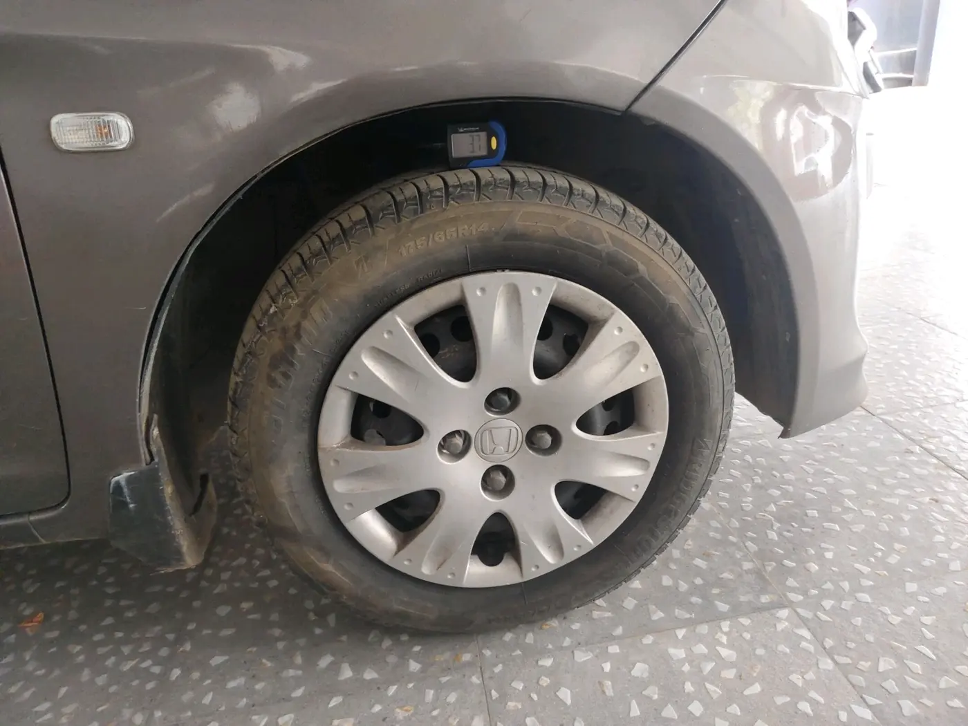 2013 Honda Brio S MT, Petrol, Manual, 1,09,805 km, tyre