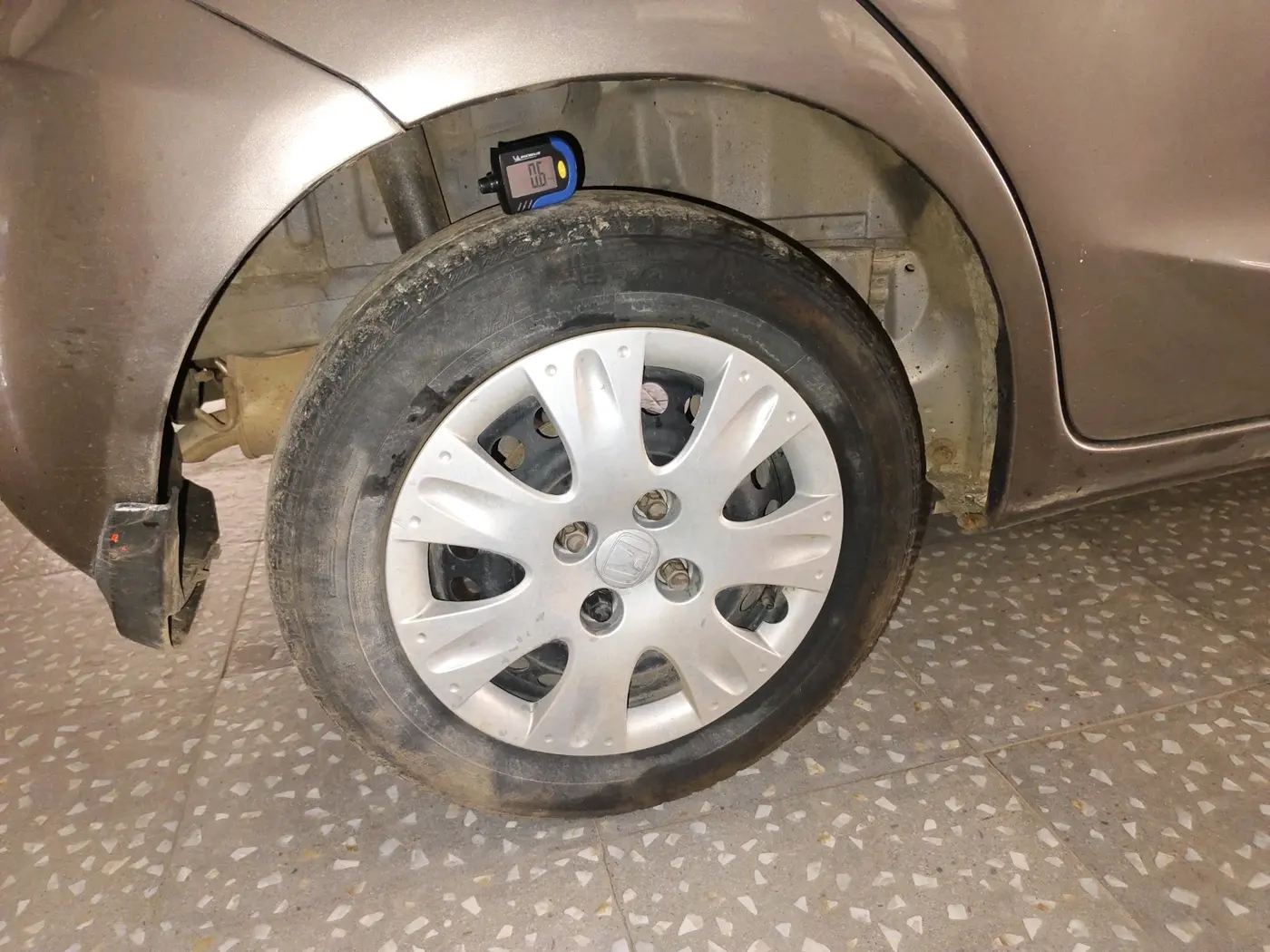 2013 Honda Brio S MT, Petrol, Manual, 1,09,805 km, tyre