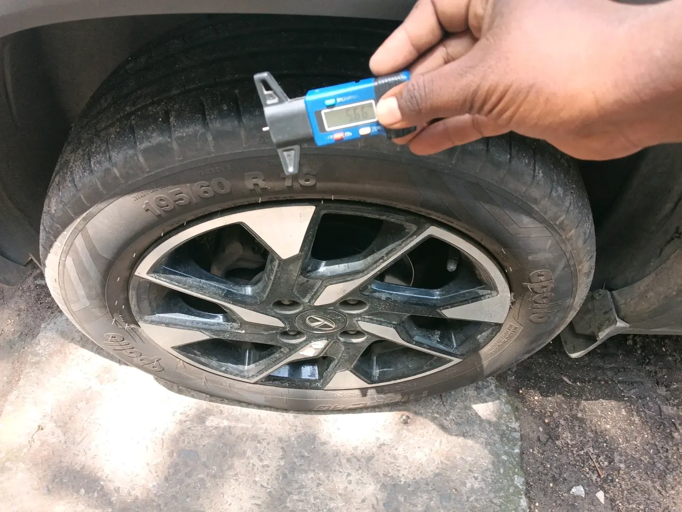 2022 Tata PUNCH ACCOMPLISHED AMT, Petrol, Automatic, 40,676 km, tyre