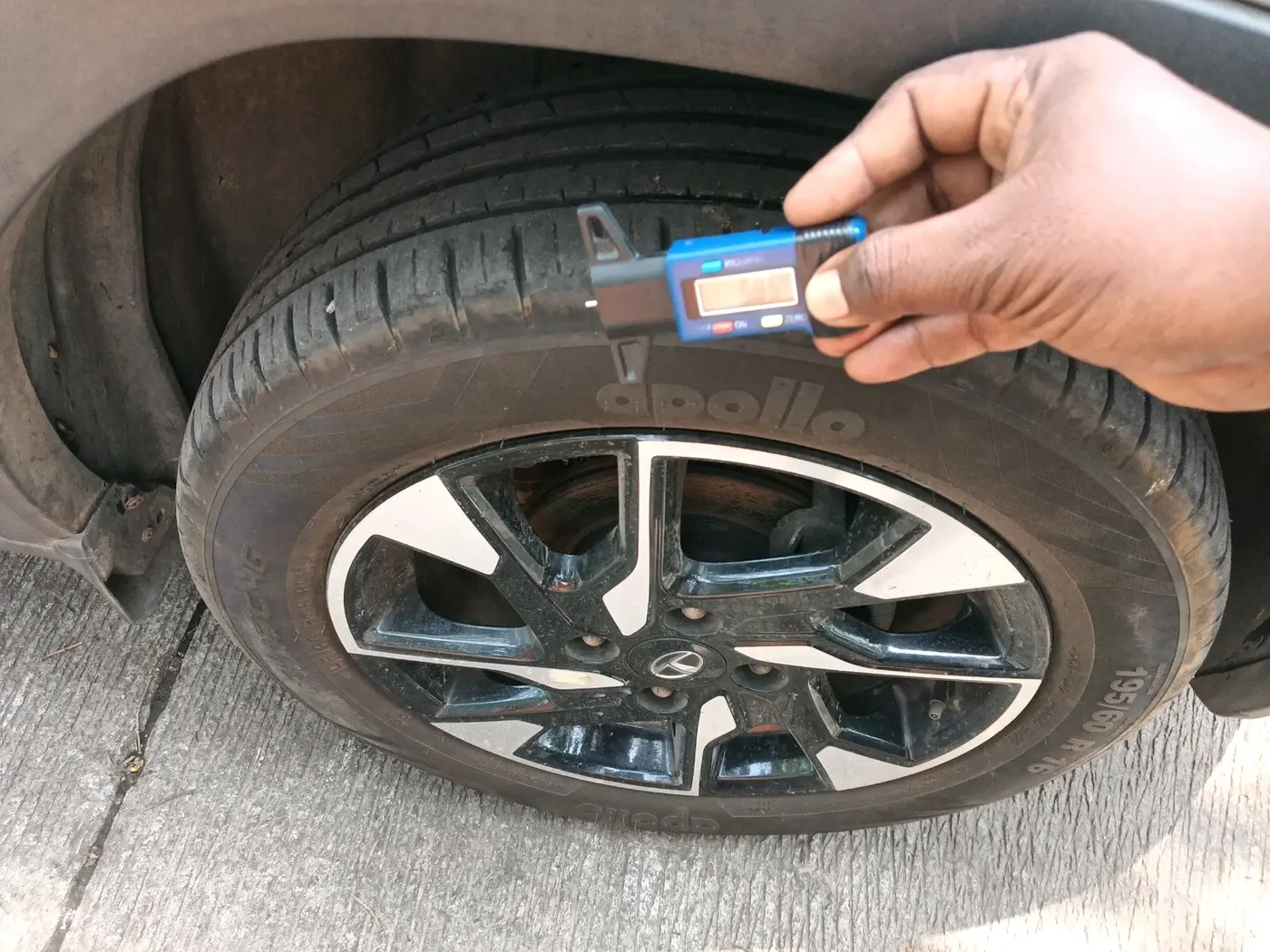 2022 Tata PUNCH ACCOMPLISHED AMT, Petrol, Automatic, 40,676 km, tyre