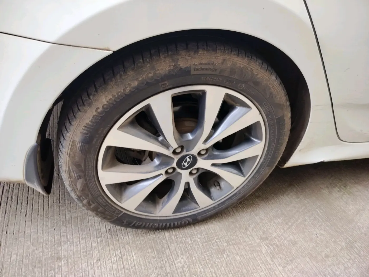 2016 Hyundai Verna 1.6 VTVT SX AT, Petrol, Automatic, 1,20,061 km, tyre