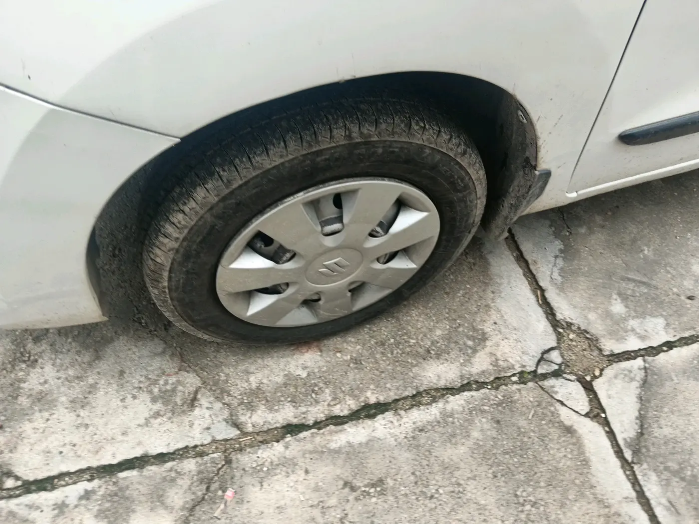 2013 Maruti Wagon R 1.0 LXI, CNG, Manual, 89,293 km, tyre
