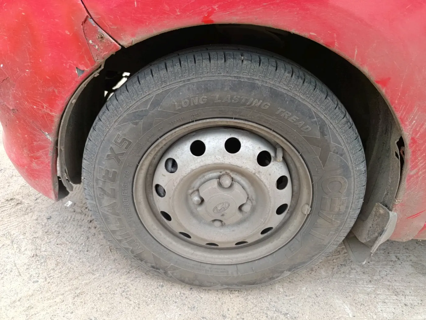 2011 Hyundai i10 ERA 1.1, CNG, Manual, 1,00,055 km, tyre