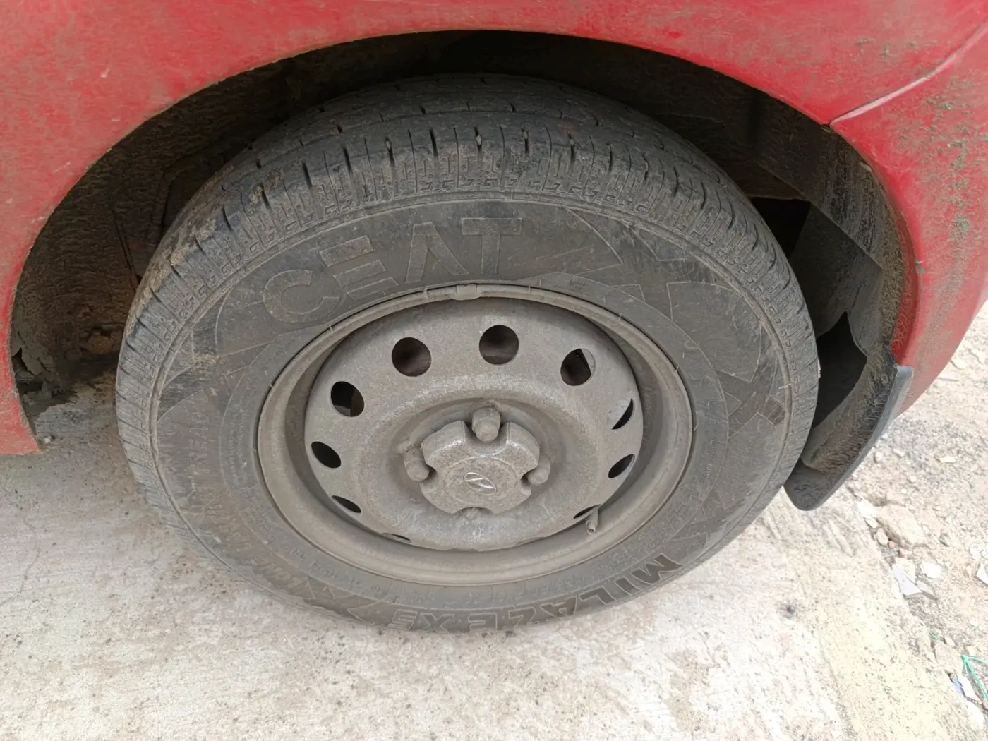 2011 Hyundai i10 ERA 1.1, CNG, Manual, 1,00,055 km, tyre