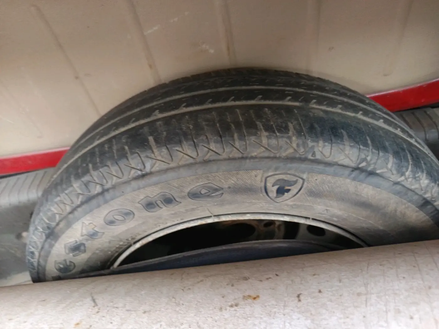 2011 Hyundai i10 ERA 1.1, CNG, Manual, 1,00,055 km, tyre