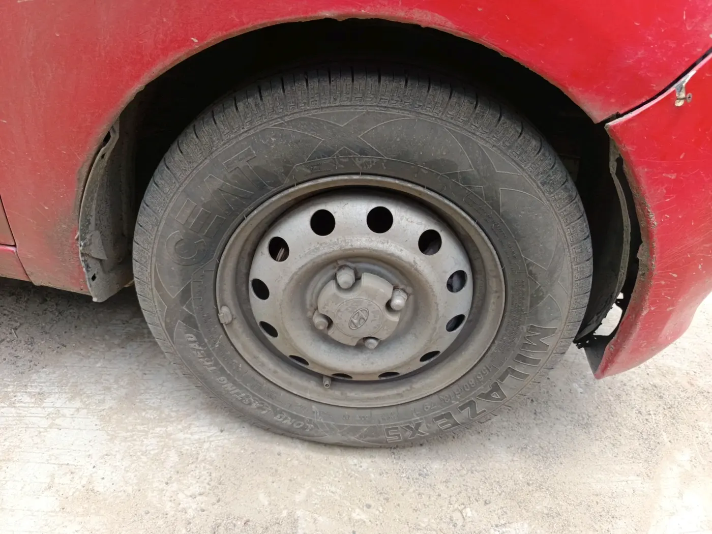 2011 Hyundai i10 ERA 1.1, CNG, Manual, 1,00,055 km, tyre