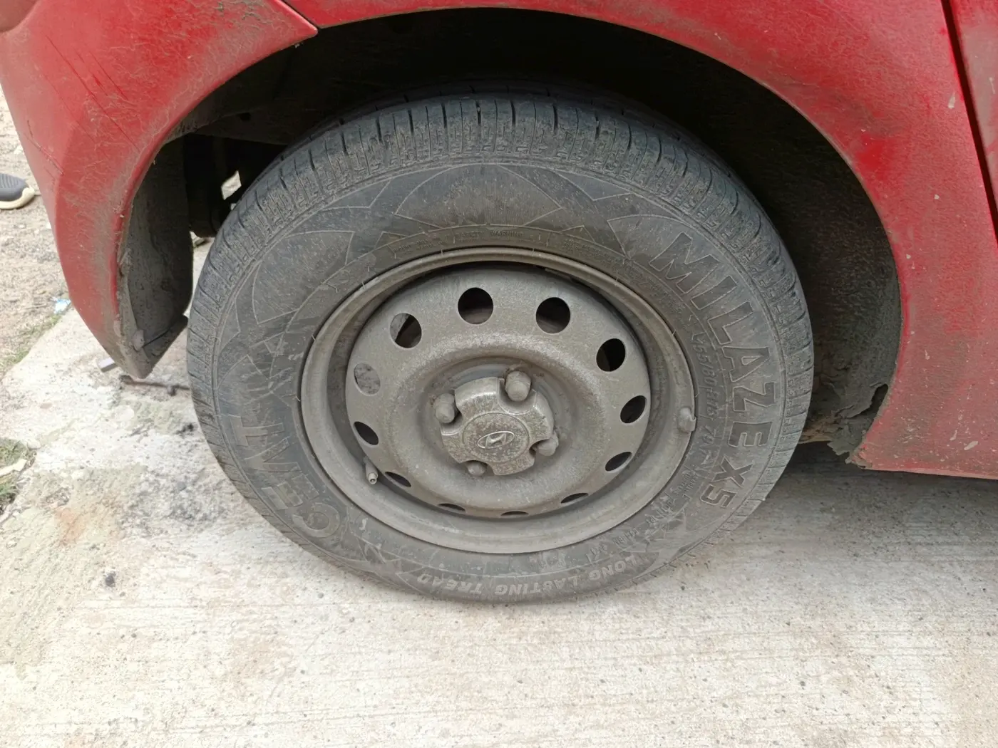 2011 Hyundai i10 ERA 1.1, CNG, Manual, 1,00,055 km, tyre