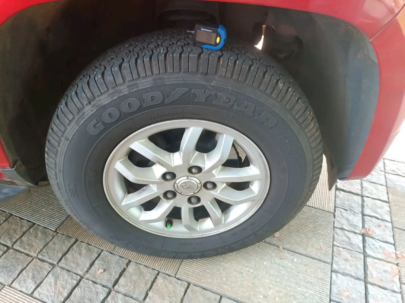 2017 Mahindra TUV300 T8, Diesel, Manual, 96,821 km, tyre