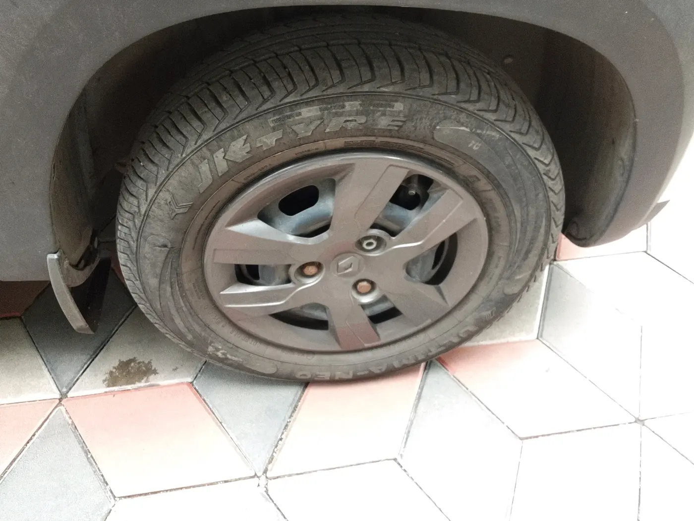 2019 Renault Kwid RXT 1.0 AMT (O), Petrol, Automatic, 29,970 km, tyre