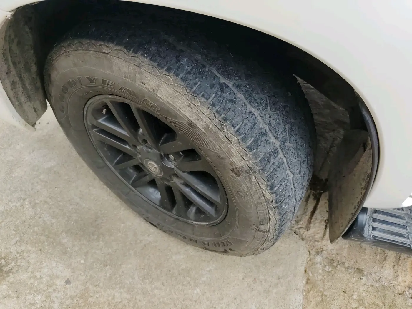 2015 Toyota Fortuner 3.0 4X4 AT, Diesel, Automatic, 3,48,859 km, tyre
