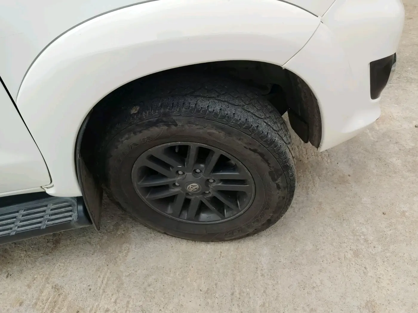 2015 Toyota Fortuner 3.0 4X4 AT, Diesel, Automatic, 3,48,859 km, tyre