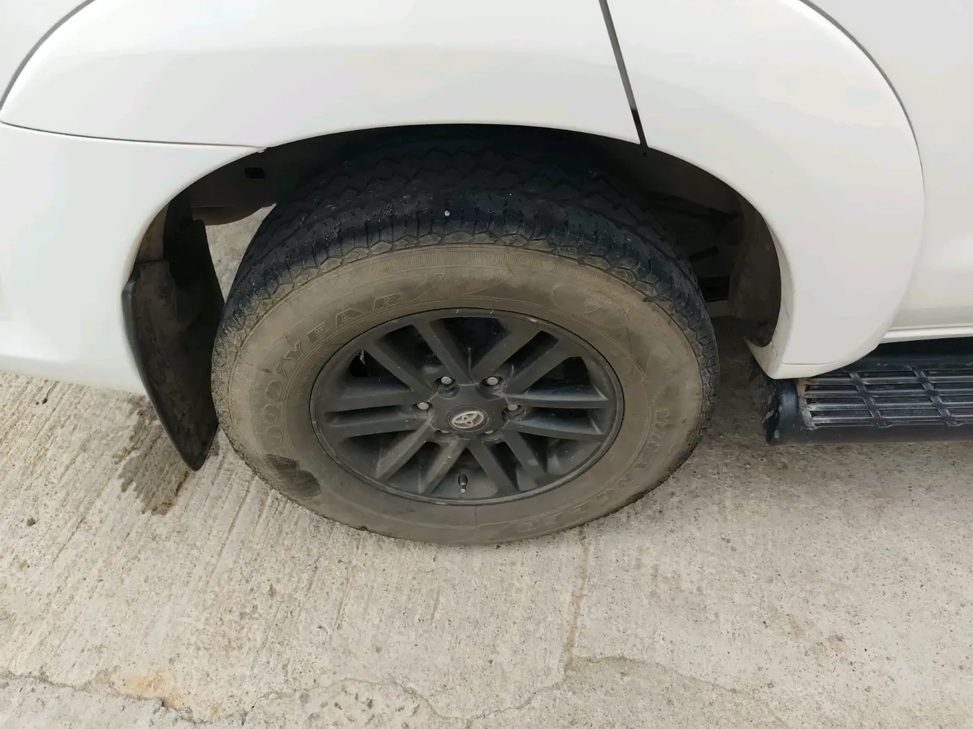 2015 Toyota Fortuner 3.0 4X4 AT, Diesel, Automatic, 3,48,859 km, tyre