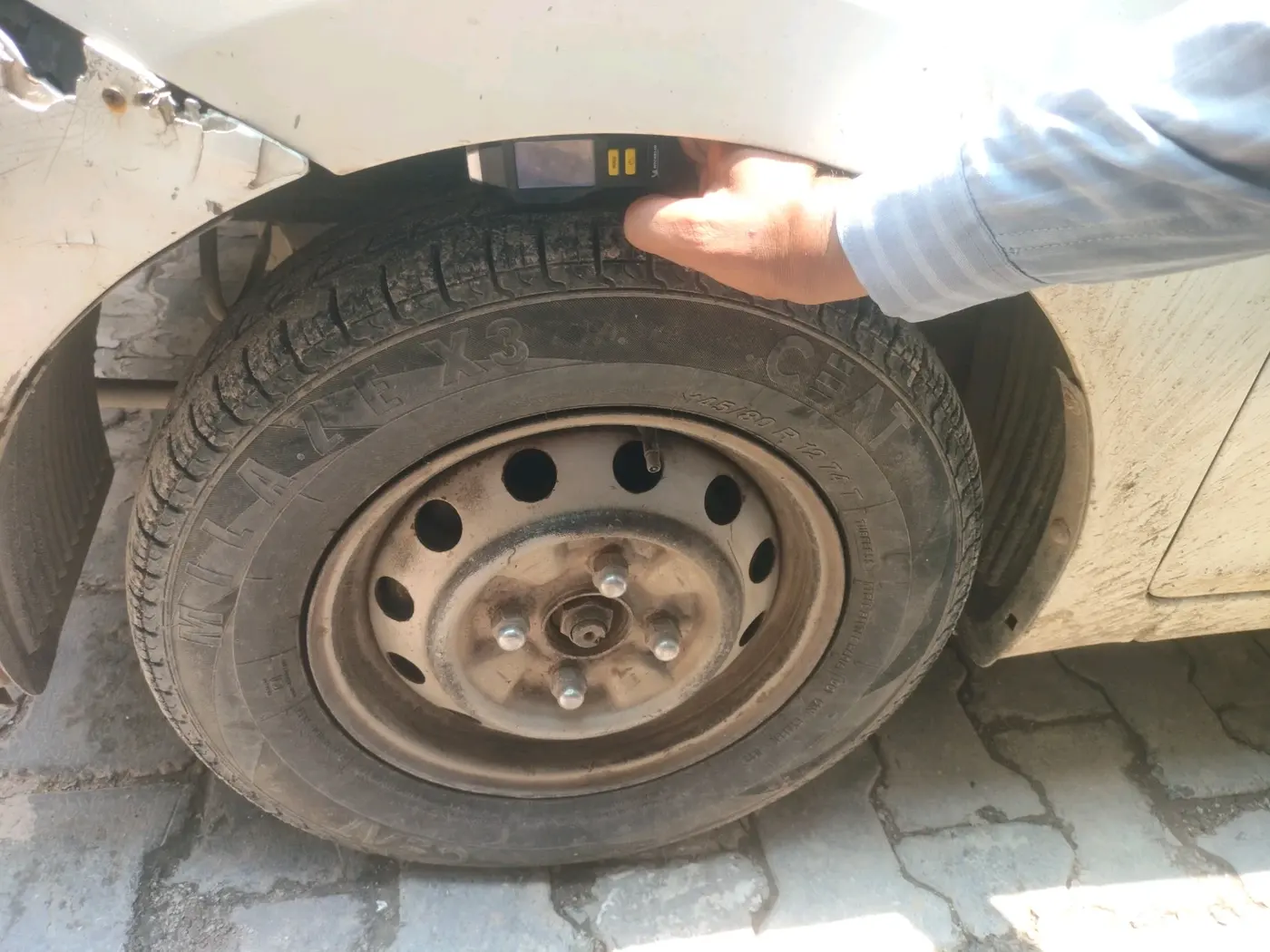 2013 Hyundai Eon ERA +, Petrol, Manual, 89,570 km, tyre