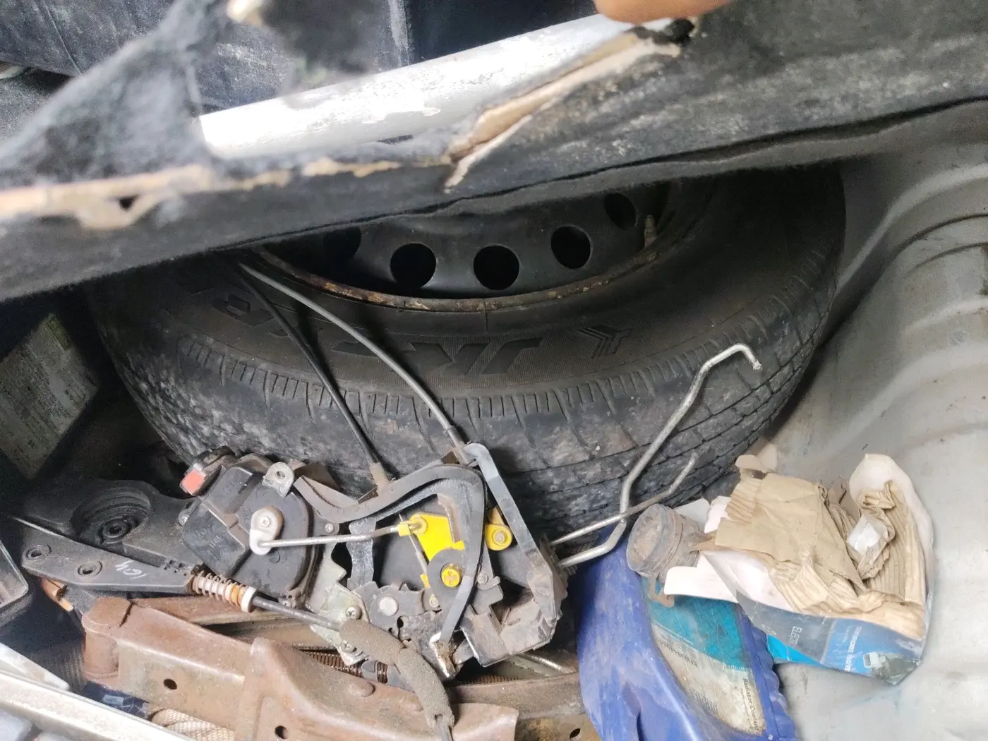 2007 Hyundai Verna XI, Petrol, Manual, 1,76,097 km, tyre
