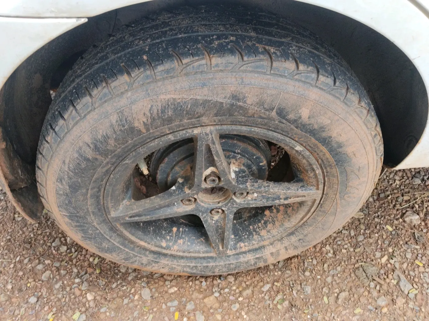 2007 Hyundai Verna XI, Petrol, Manual, 1,76,097 km, tyre