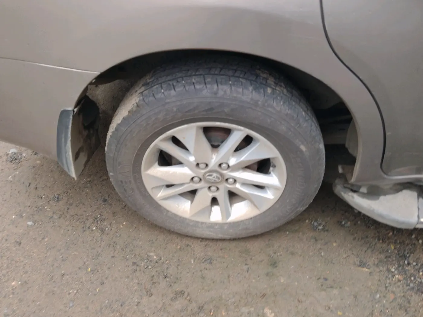 2016 Toyota Innova Crysta 2.4 VX 7 STR, Diesel, Manual, 1,82,523 km, tyre