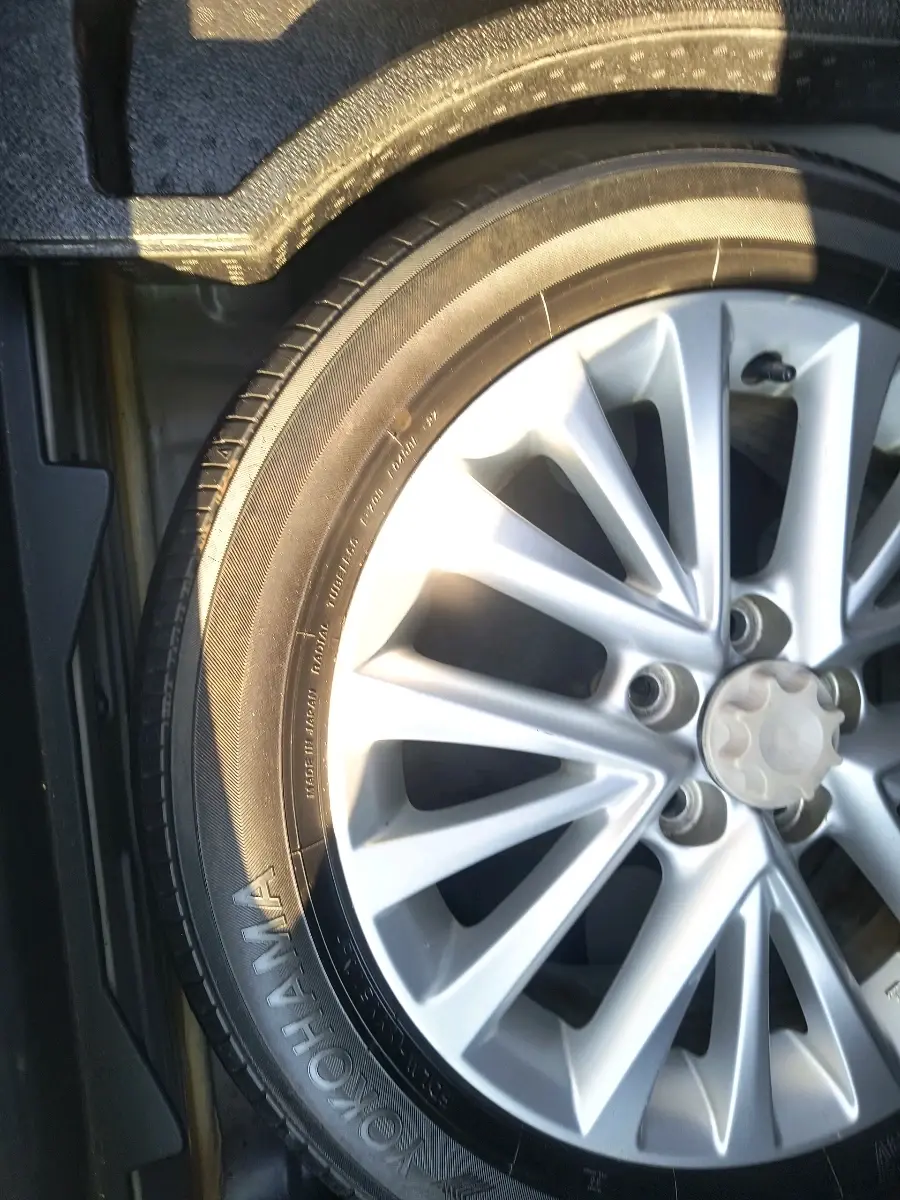 2016 Toyota Camry HYBRID, Hybrid, Automatic, 1,67,988 km, tyre