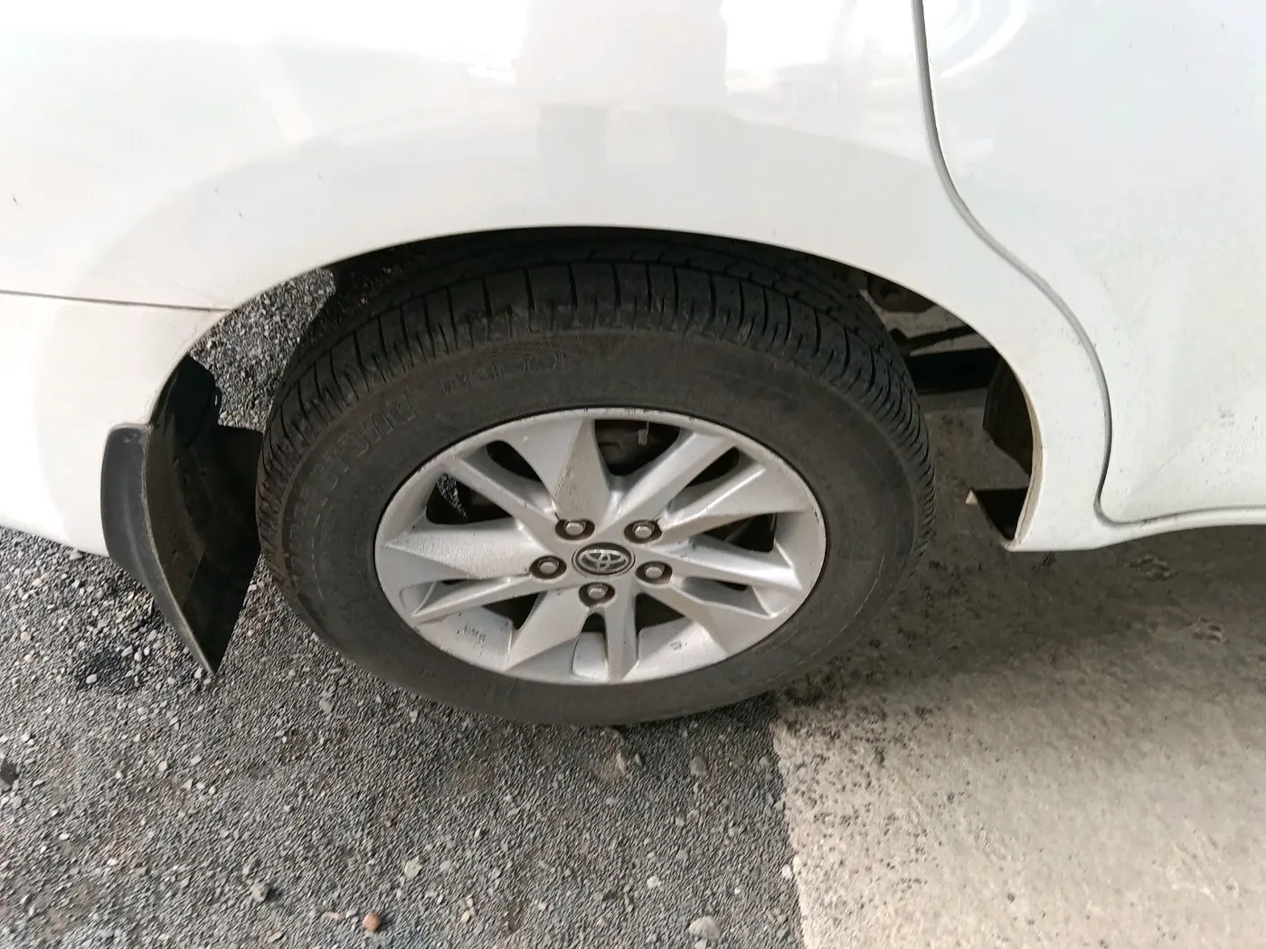 2017 Toyota Innova Crysta 2.4 GX 7 STR, Diesel, Manual, 2,29,220 km, tyre