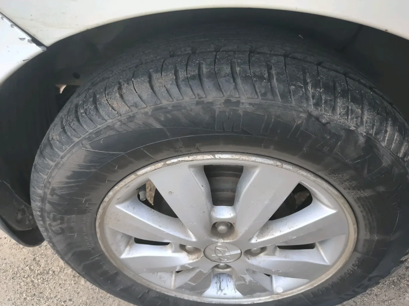 2013 Hyundai i20 SPORTZ 1.2, CNG, Manual, 1,71,745 km, tyre