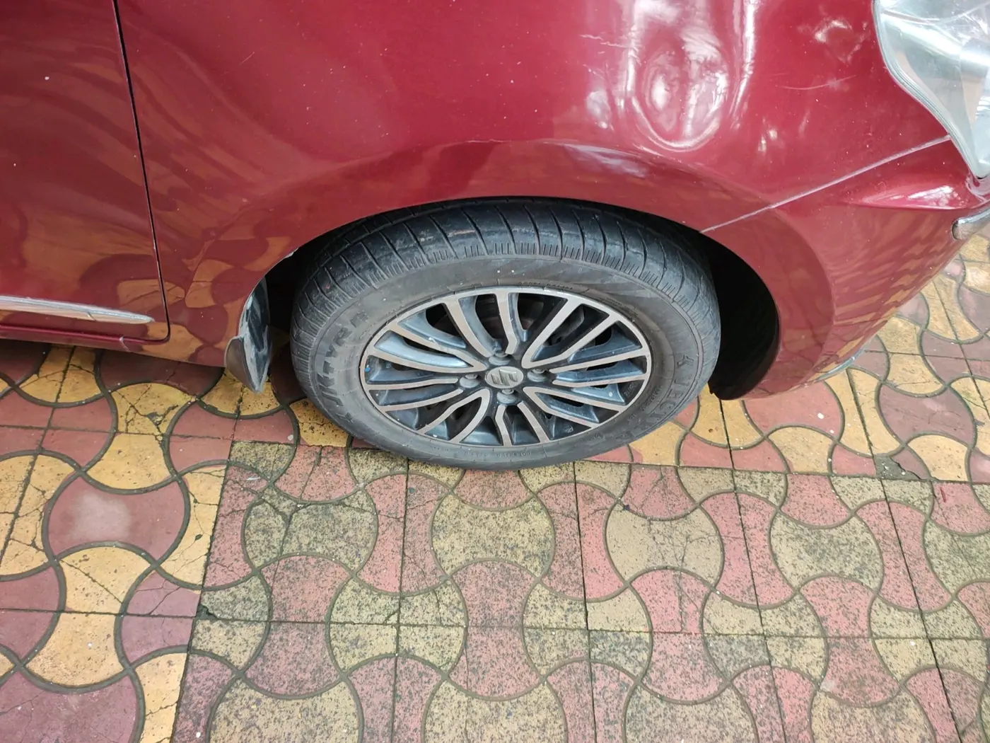 2017 Maruti Dzire VXI AMT, Petrol, Automatic, 67,278 km, tyre