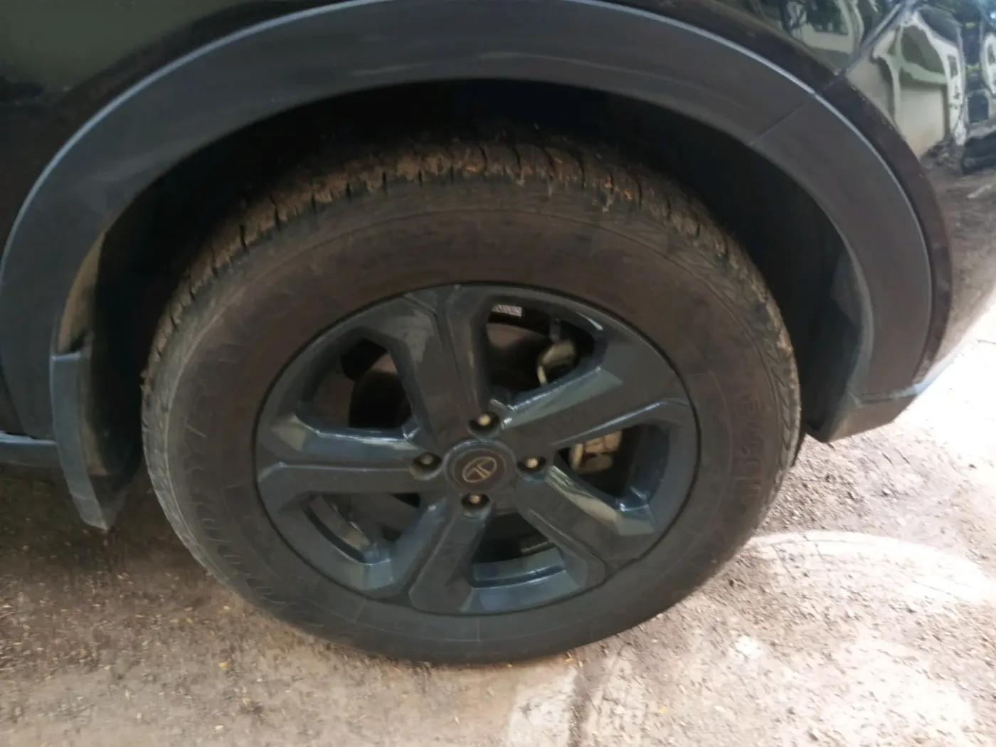 2023 Tata NEXON XZA PLUS LUX SUNROOF DARK PETROL, Petrol, Automatic, 43,165 km, tyre