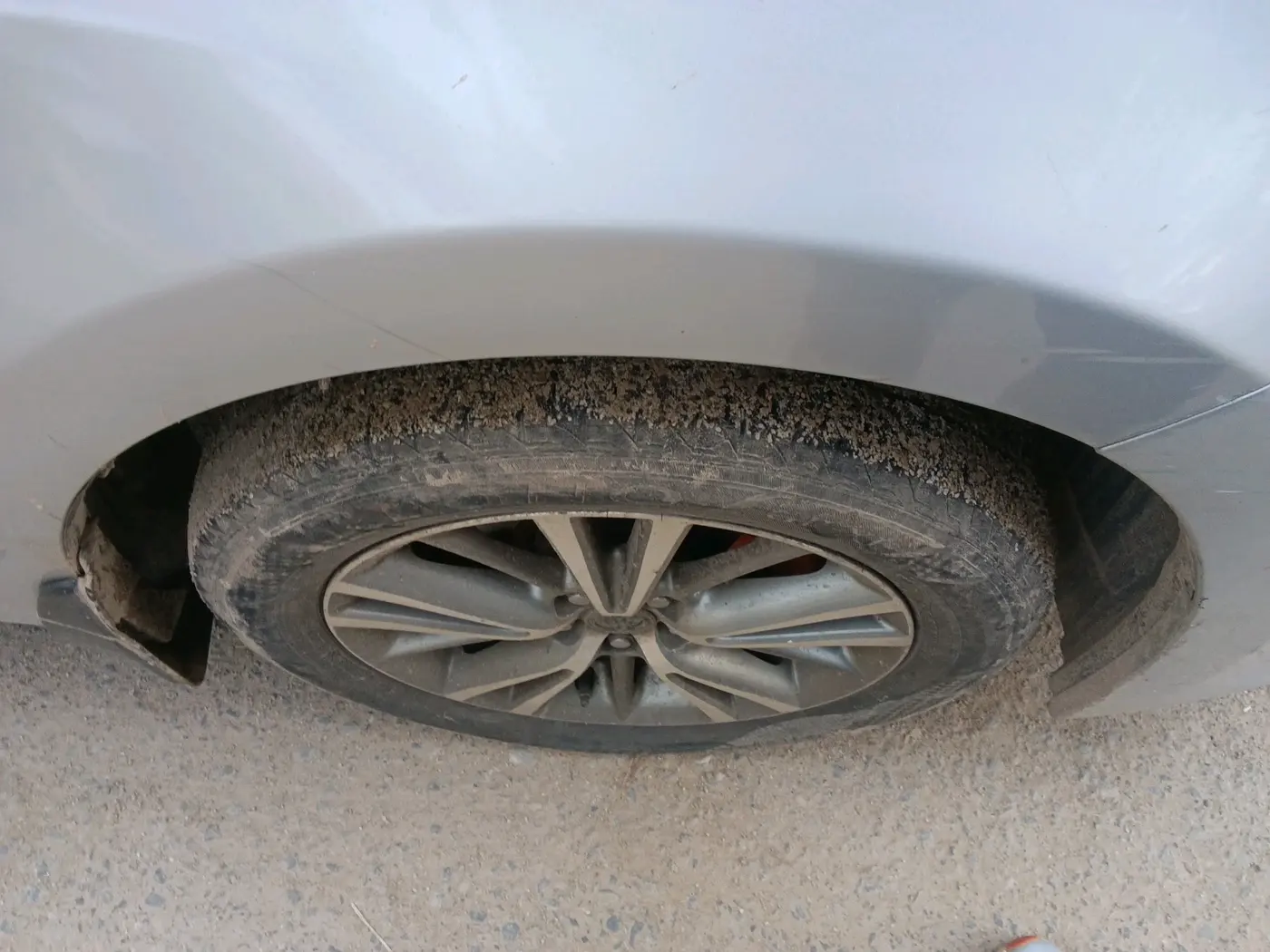 2015 Toyota Corolla Altis G PETROL, CNG, Manual, 1,18,937 km, tyre