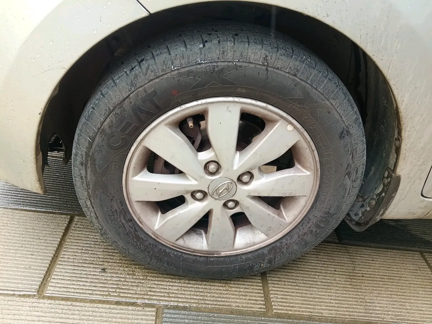 2015 Hyundai Xcent S (O) 1.2, Petrol, Manual, 74,092 km, tyre