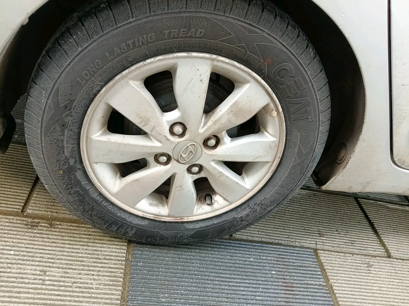 2015 Hyundai Xcent S (O) 1.2, Petrol, Manual, 74,092 km, tyre
