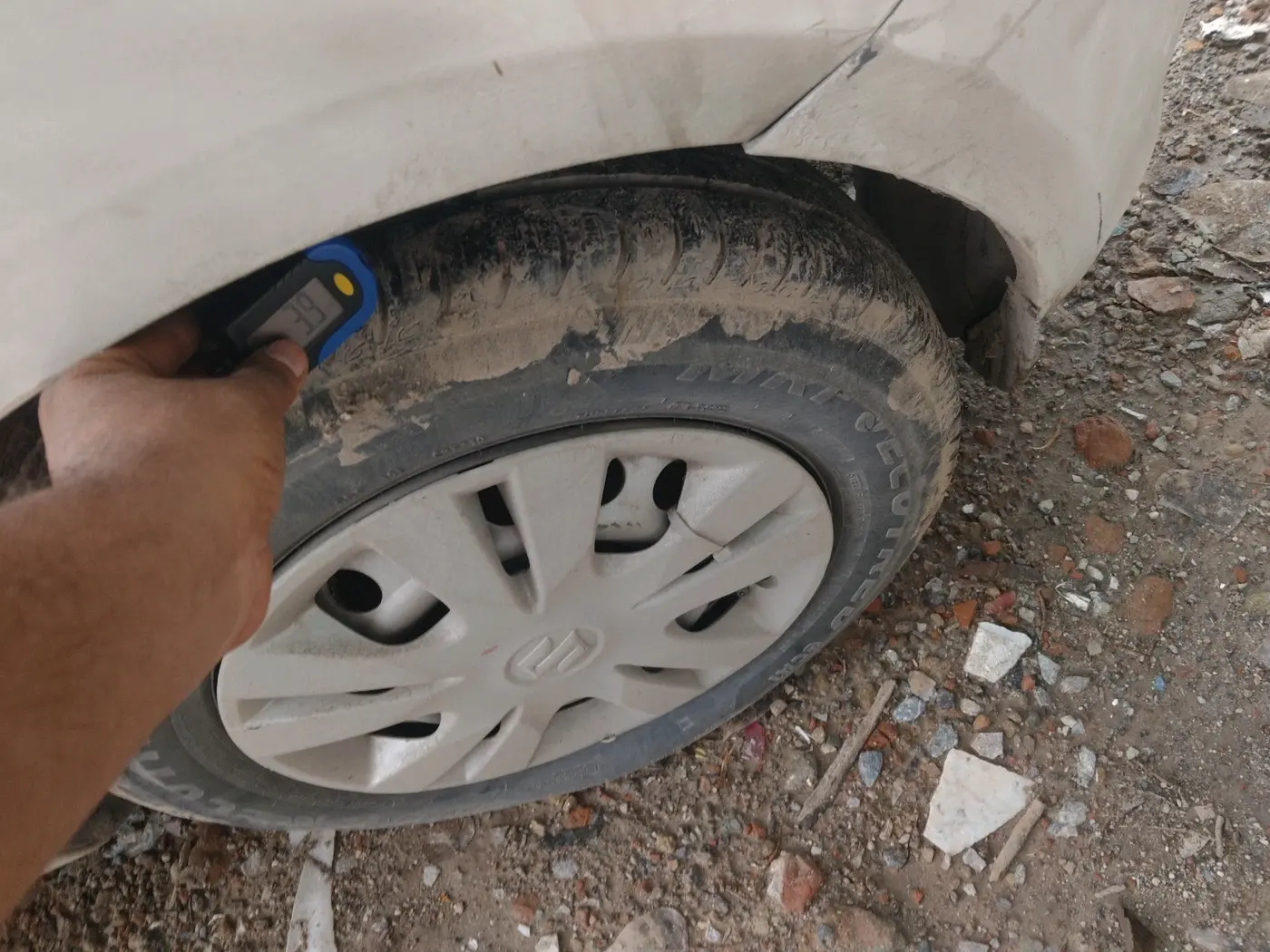 2016 Maruti Swift LXI (O), CNG, Manual, 1,05,276 km, tyre