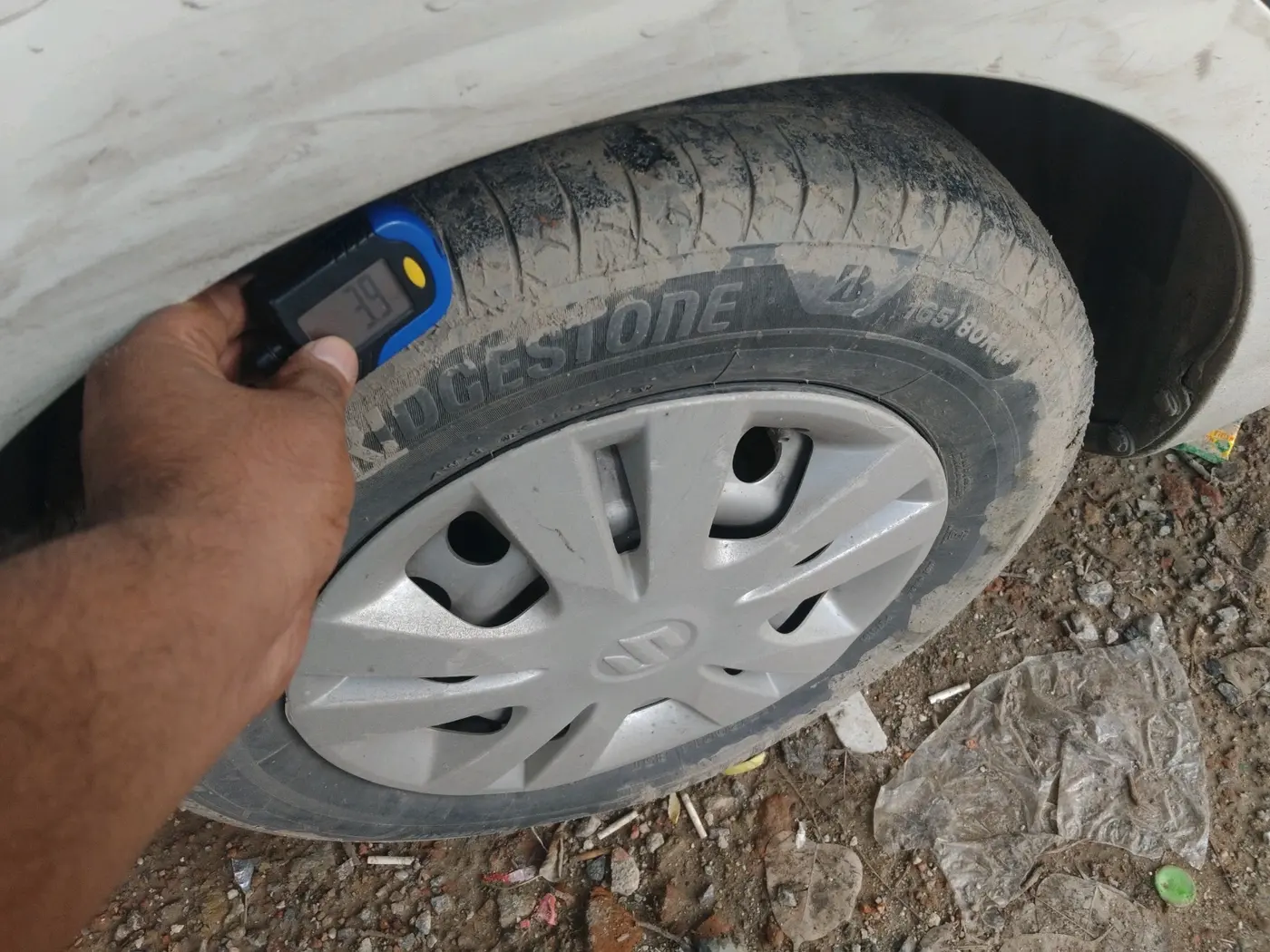 2016 Maruti Swift LXI (O), CNG, Manual, 1,05,276 km, tyre