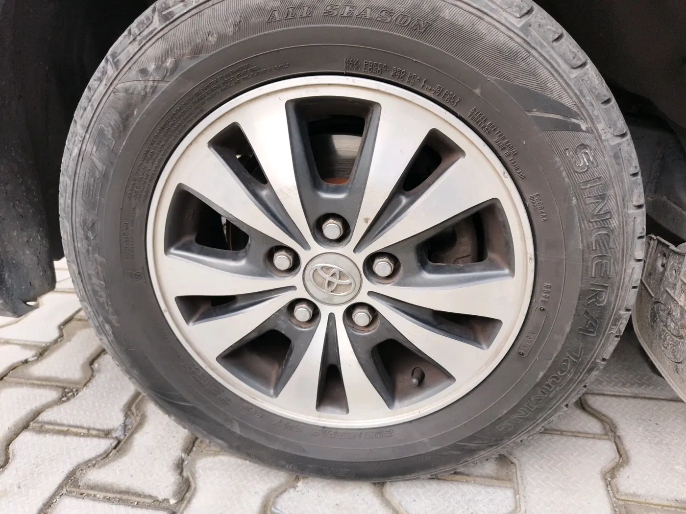 2015 Toyota Innova 2.5 VX 7 STR, Diesel, Manual, 91,245 km, tyre
