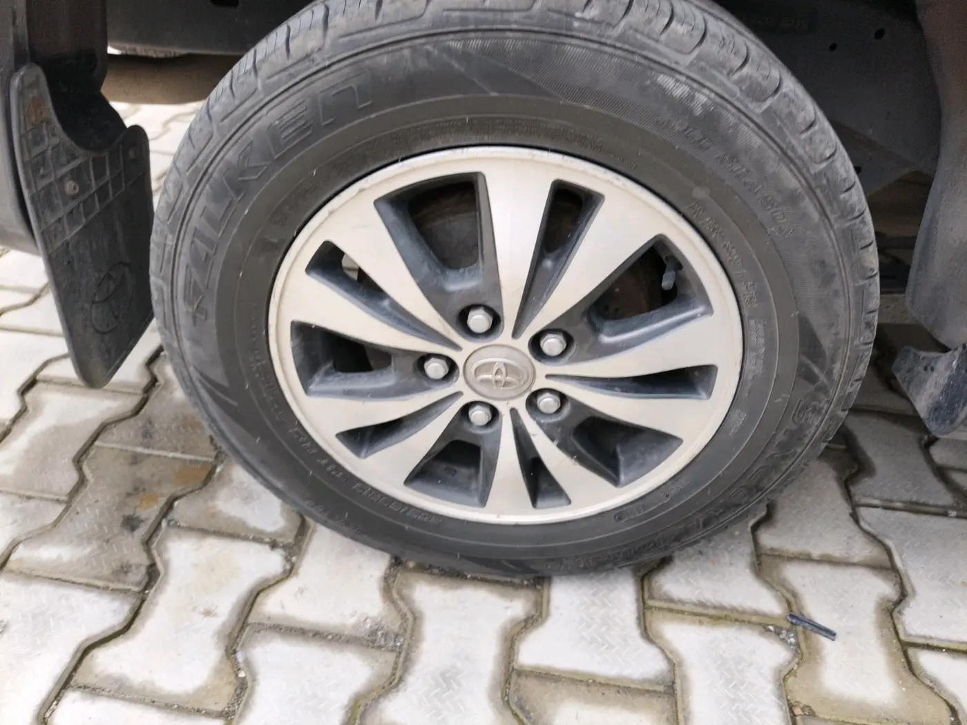 2015 Toyota Innova 2.5 VX 7 STR, Diesel, Manual, 91,245 km, tyre