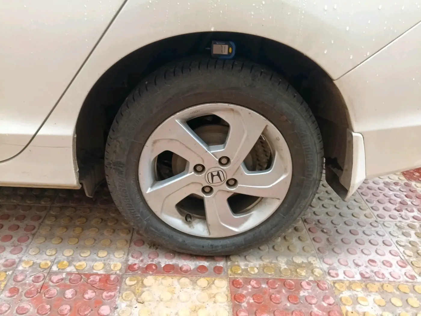 2016 Honda City 1.5L I-VTEC VX CVT, Petrol, Automatic, 1,76,983 km, tyre