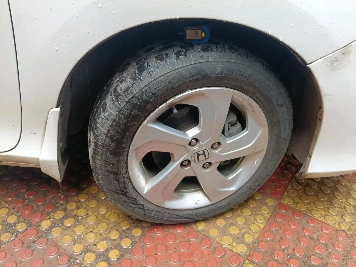 2016 Honda City 1.5L I-VTEC VX CVT, Petrol, Automatic, 1,76,983 km, tyre