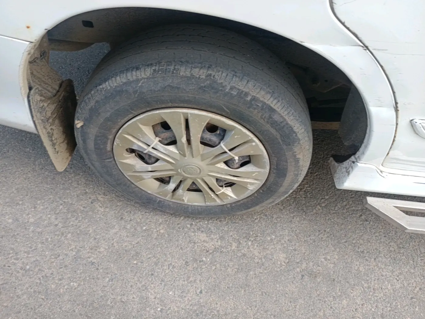 2016 Toyota Innova 2.5 GX 8 STR, Diesel, Manual, 2,26,113 km, tyre