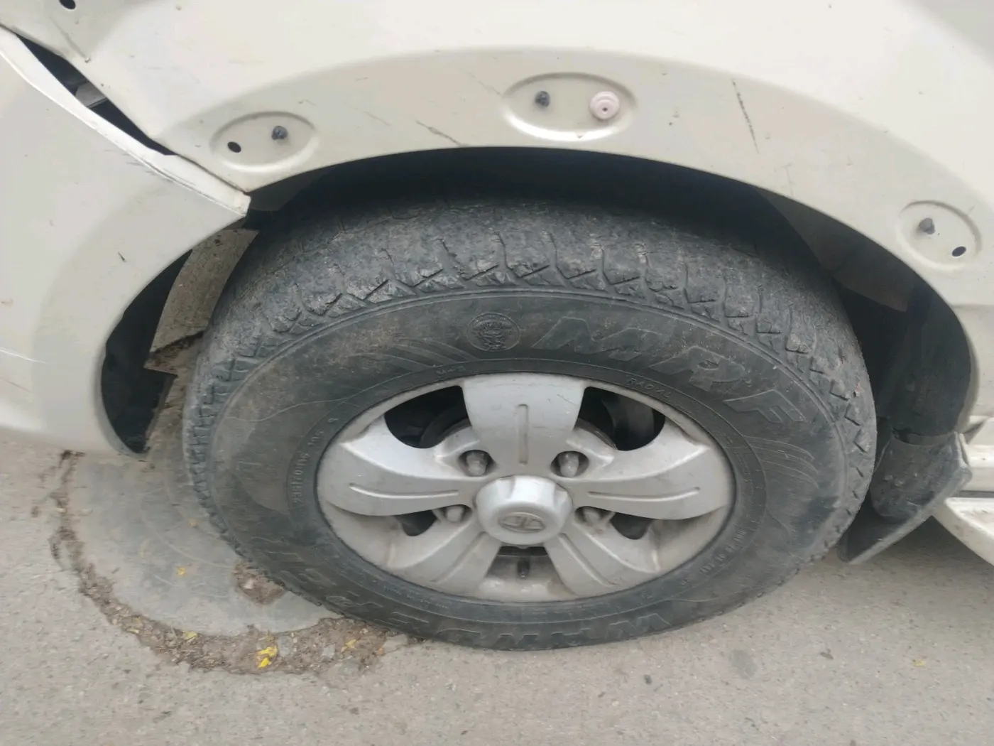 2013 Tata Safari Storme 2.2 VX 4X4, Diesel, Manual, 1,63,728 km, tyre