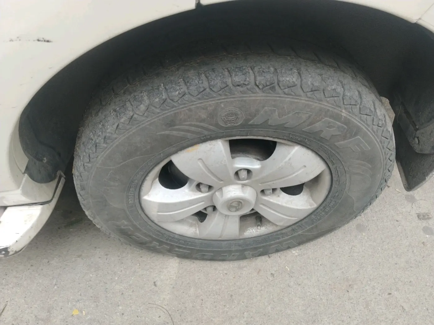 2013 Tata Safari Storme 2.2 VX 4X4, Diesel, Manual, 1,63,728 km, tyre