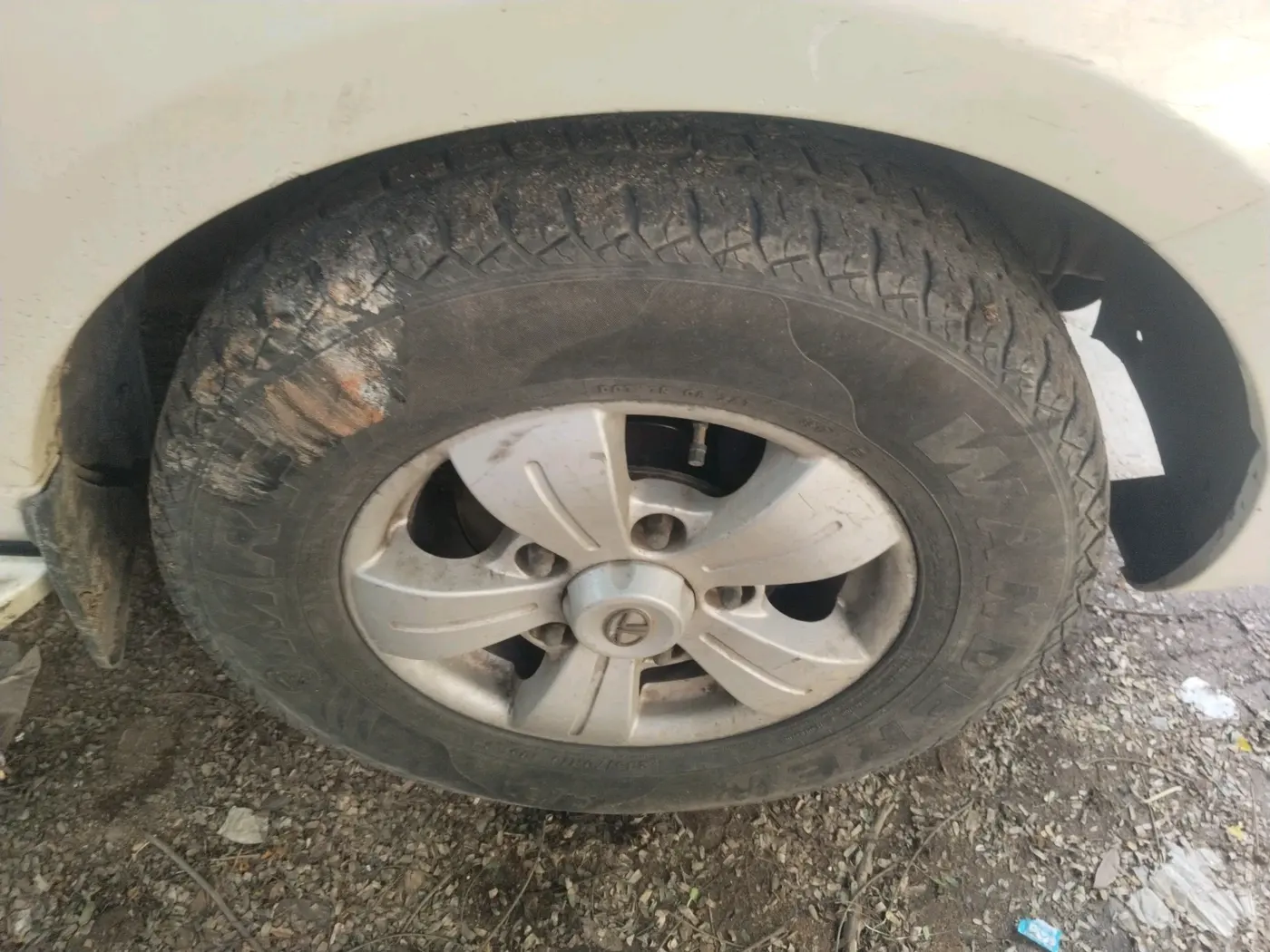 2013 Tata Safari Storme 2.2 VX 4X4, Diesel, Manual, 1,63,728 km, tyre