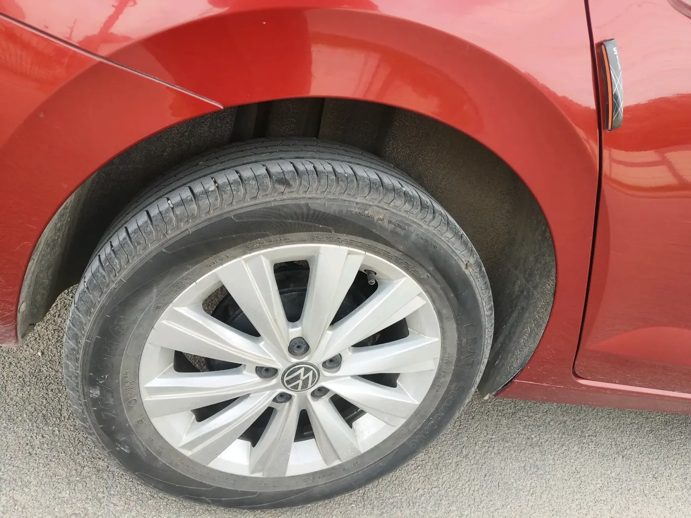 2022 Volkswagen VIRTUS HIGHLINE TSI 1.0 AT, Petrol, Automatic, 25,018 km, tyre