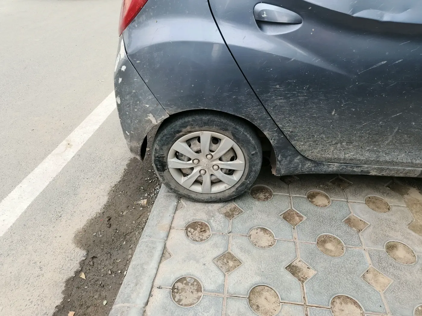 2011 Hyundai Eon SPORTZ, Petrol, Manual, 57,123 km, tyre