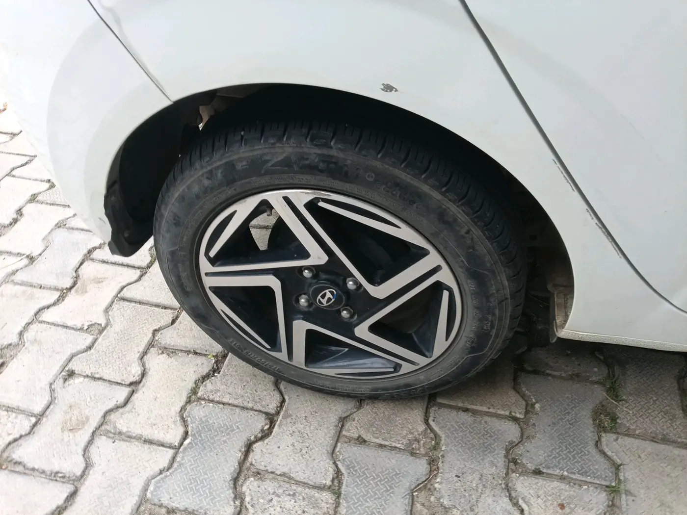2023 Hyundai GRAND I10 NIOS ASTA 1.2 KAPPA VTVT, Petrol, Manual, 29,051 km, tyre