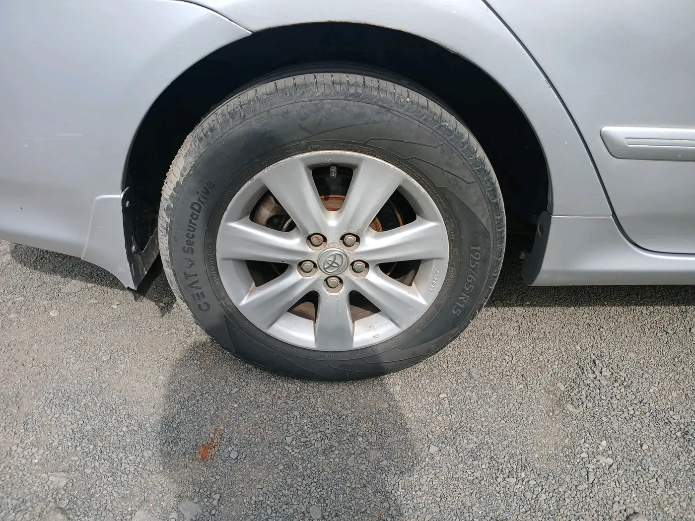 2011 Toyota Corolla Altis VL AT PETROL, CNG, Automatic, 1,05,208 km, tyre