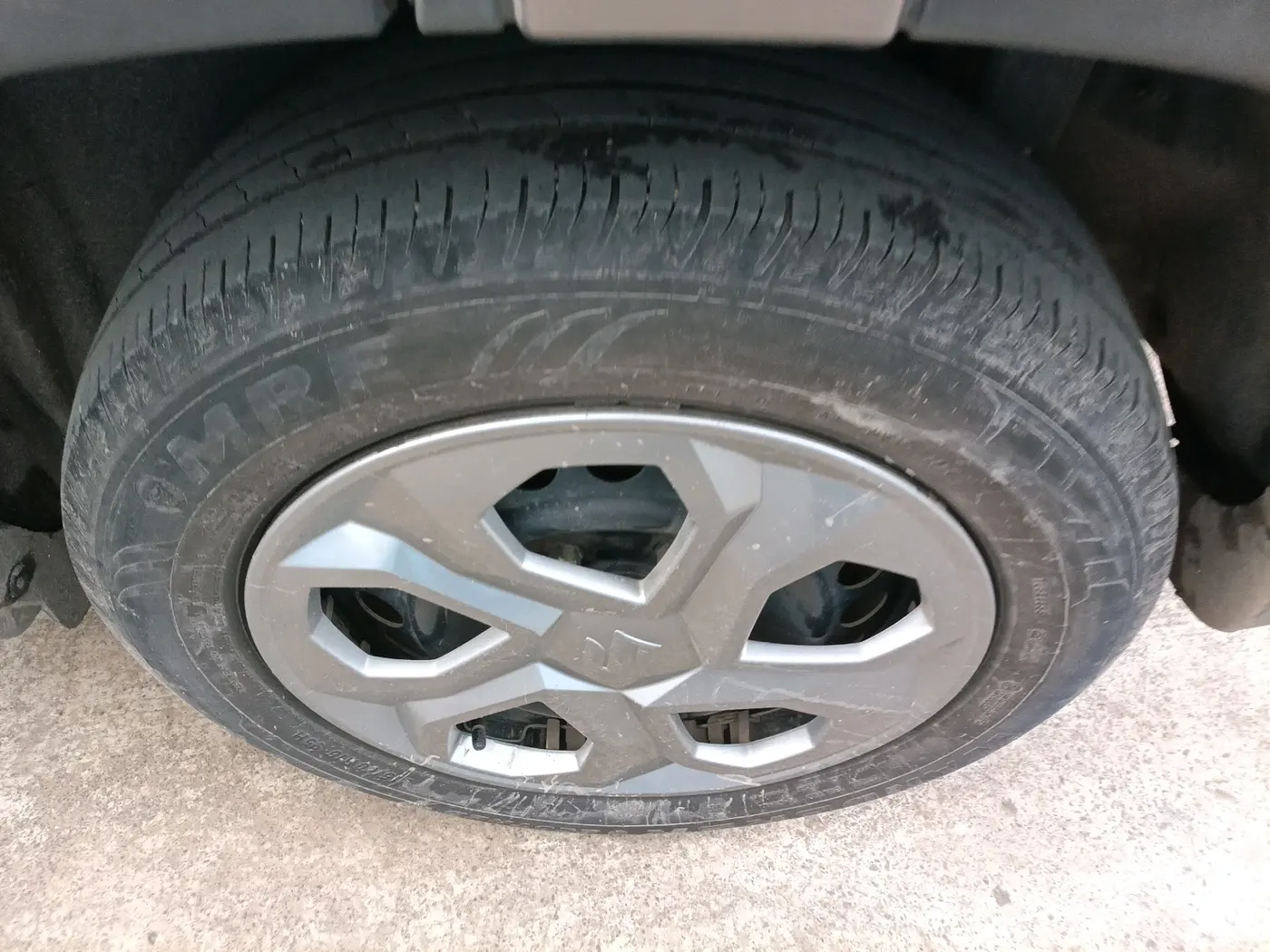 2024 Maruti BREZZA LXI S- CNG, CNG, Manual, 29,889 km, tyre