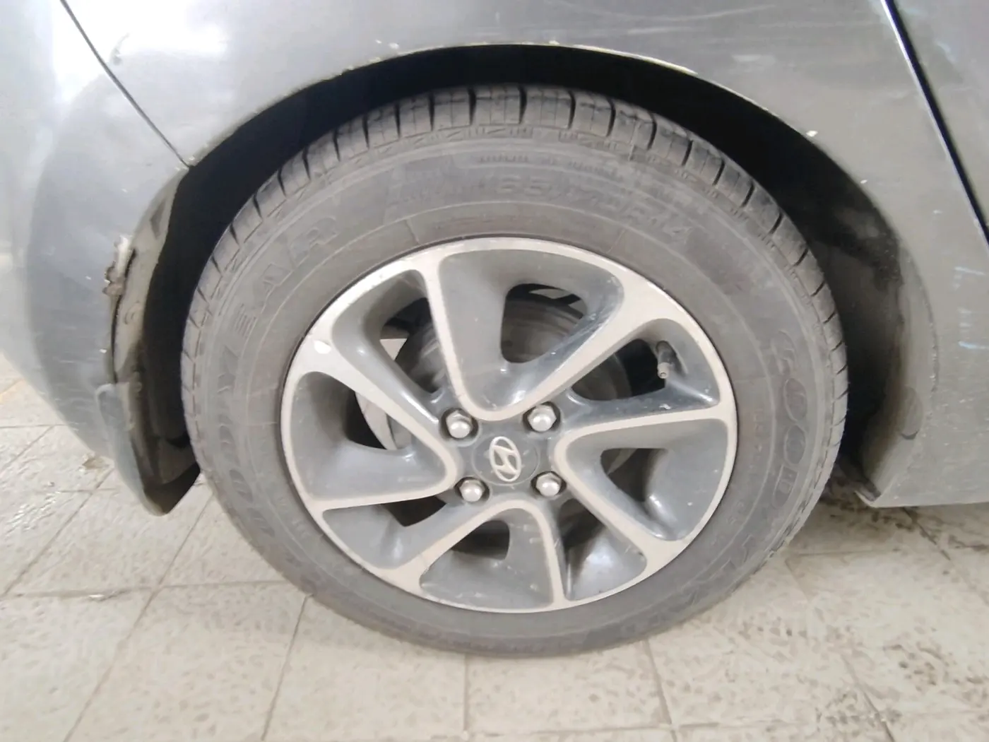 2017 Hyundai Grand i10 ASTA 1.2 KAPPA VTVT, CNG, Manual, 45,893 km, tyre