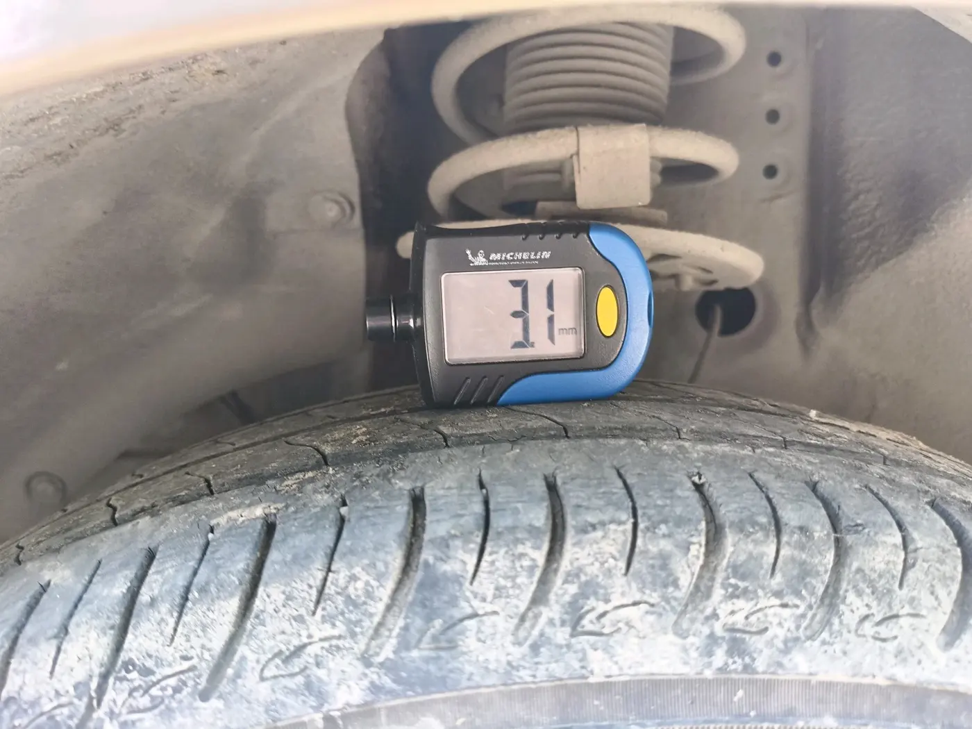 2017 Maruti Dzire ZXI, Petrol, Manual, 1,35,689 km, tyre