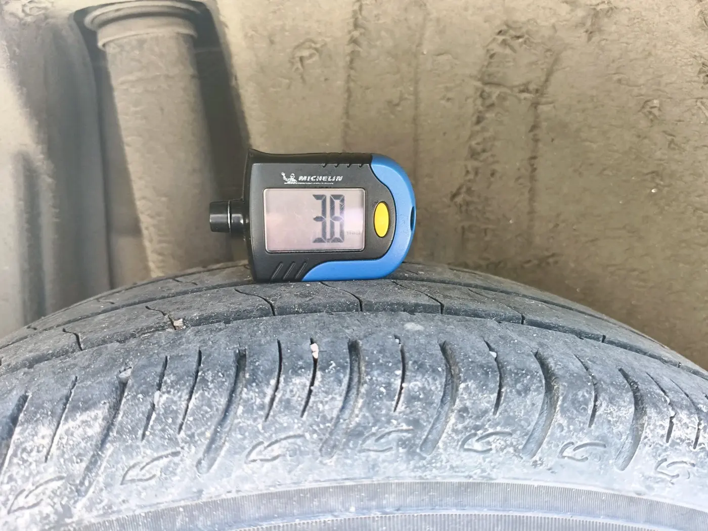 2017 Maruti Dzire ZXI, Petrol, Manual, 1,35,689 km, tyre